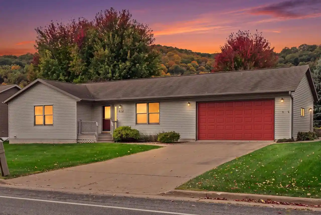Photo 1 of Sale Pending at 913 Jonathan Ln, La Crescent, MN 55947 | MLS# 1985096 | Listing updated on 2026-10-20