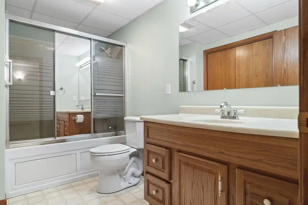 Photo 1 of Sale Pending at 913 Jonathan Ln, La Crescent, MN 55947 | MLS# 1985096 | Listing updated on 2026-10-20