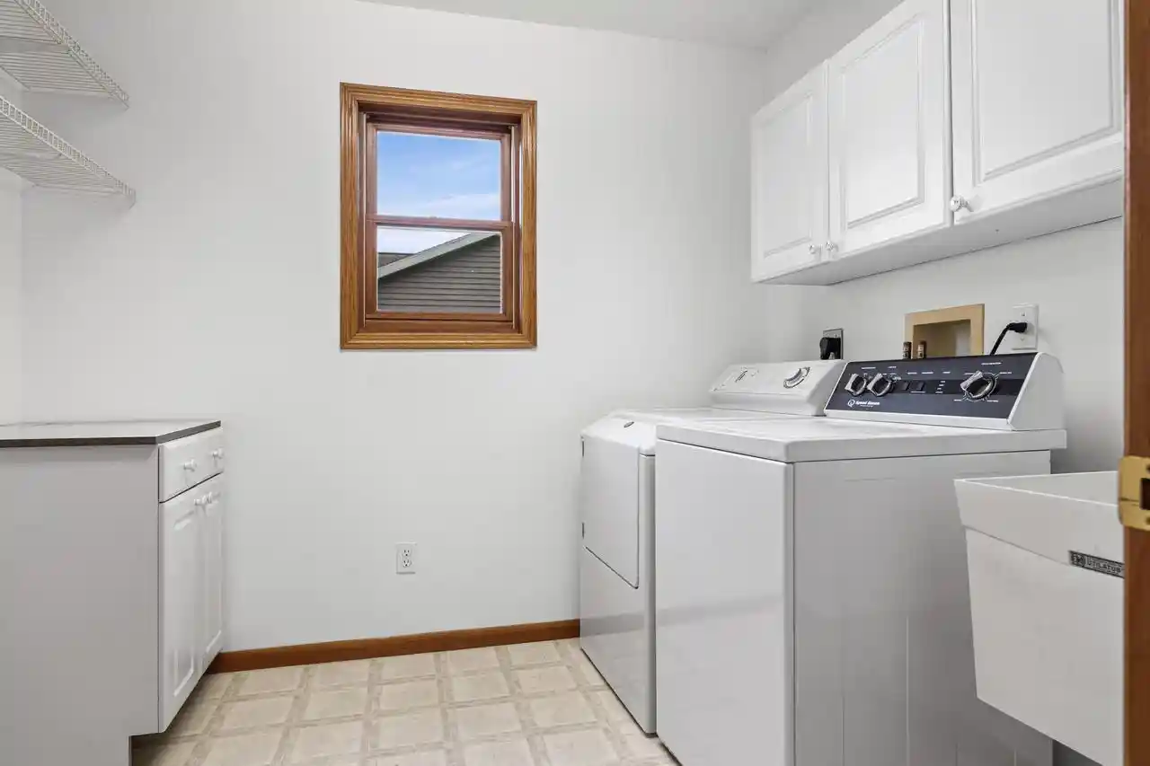 Photo 2 of Sale Pending at 913 Jonathan Ln, La Crescent, MN 55947 | MLS# 1985096 | Listing updated on 2026-10-20
