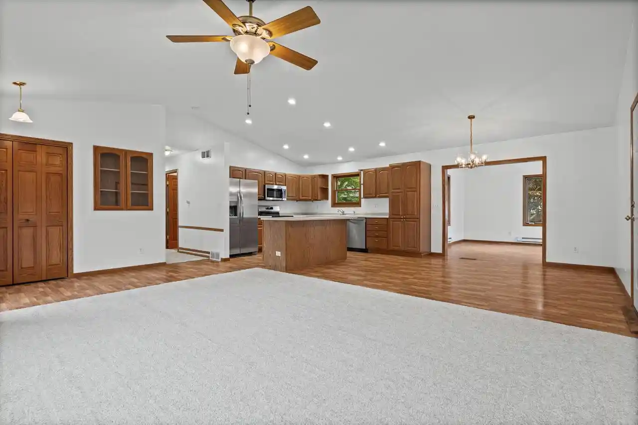 Photo 3 of Sale Pending at 913 Jonathan Ln, La Crescent, MN 55947 | MLS# 1985096 | Listing updated on 2026-10-20
