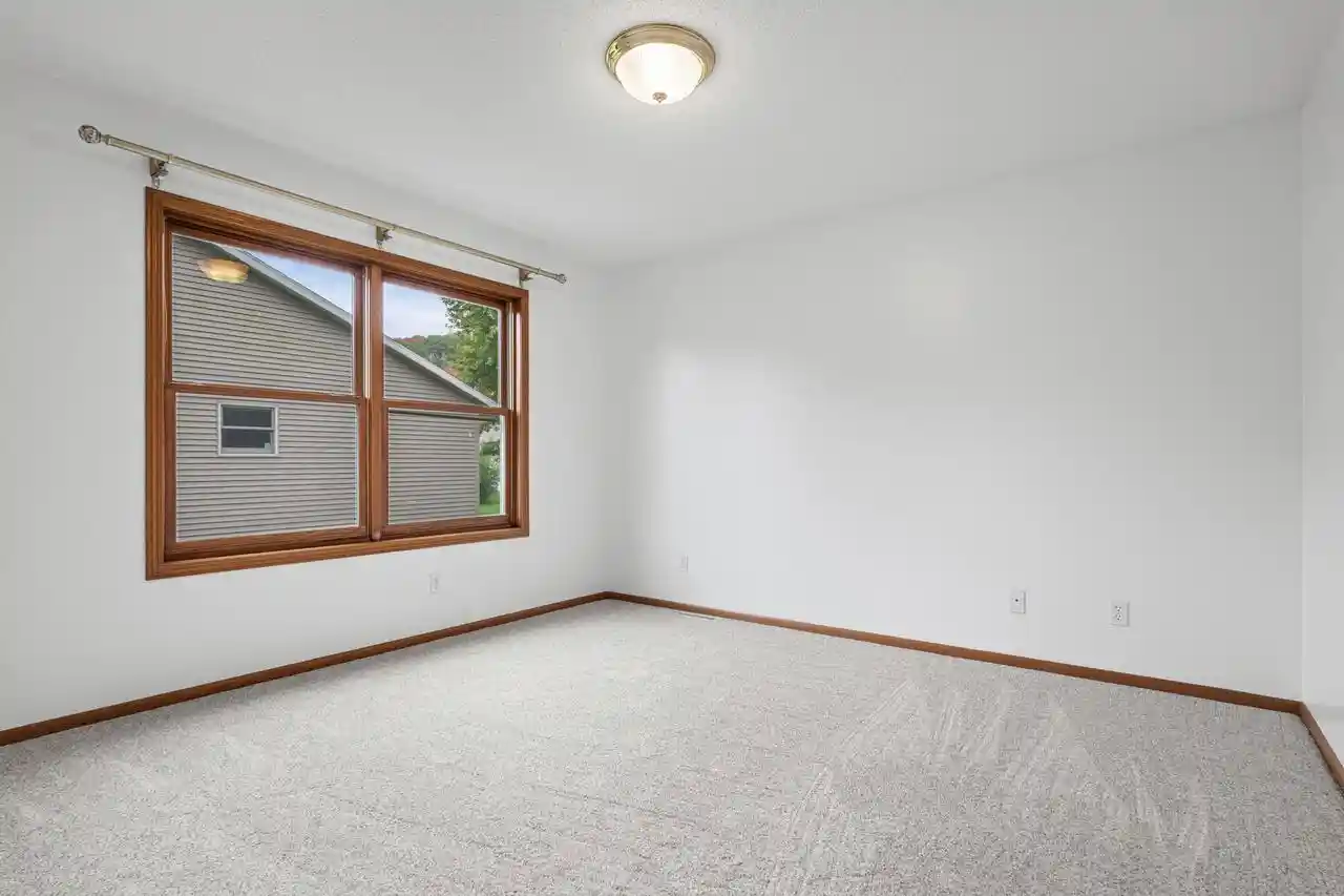 Photo 4 of Sale Pending at 913 Jonathan Ln, La Crescent, MN 55947 | MLS# 1985096 | Listing updated on 2026-10-20