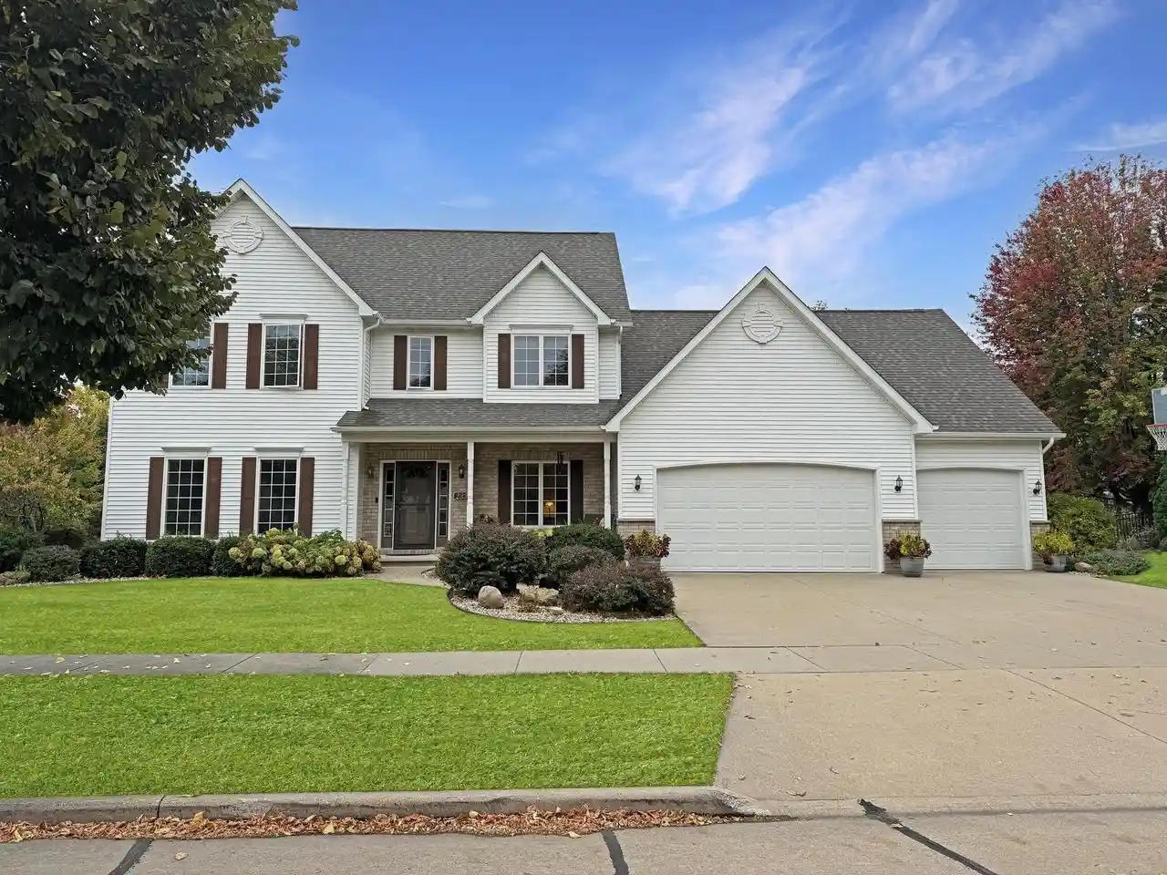Photo 1 of Single family home for sale at 233 E Fernwood Ln, Appleton, WI 54913 | MLS# 50334497 | Listing updated on 2026-10-26