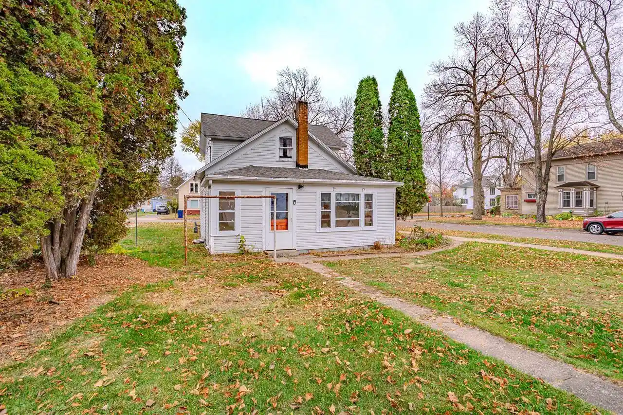 Photo 4 of Single family home for sale at 300 Cottage St, Merrill, WI 54452 | MLS# 22605192 | Listing updated on 2026-10-21