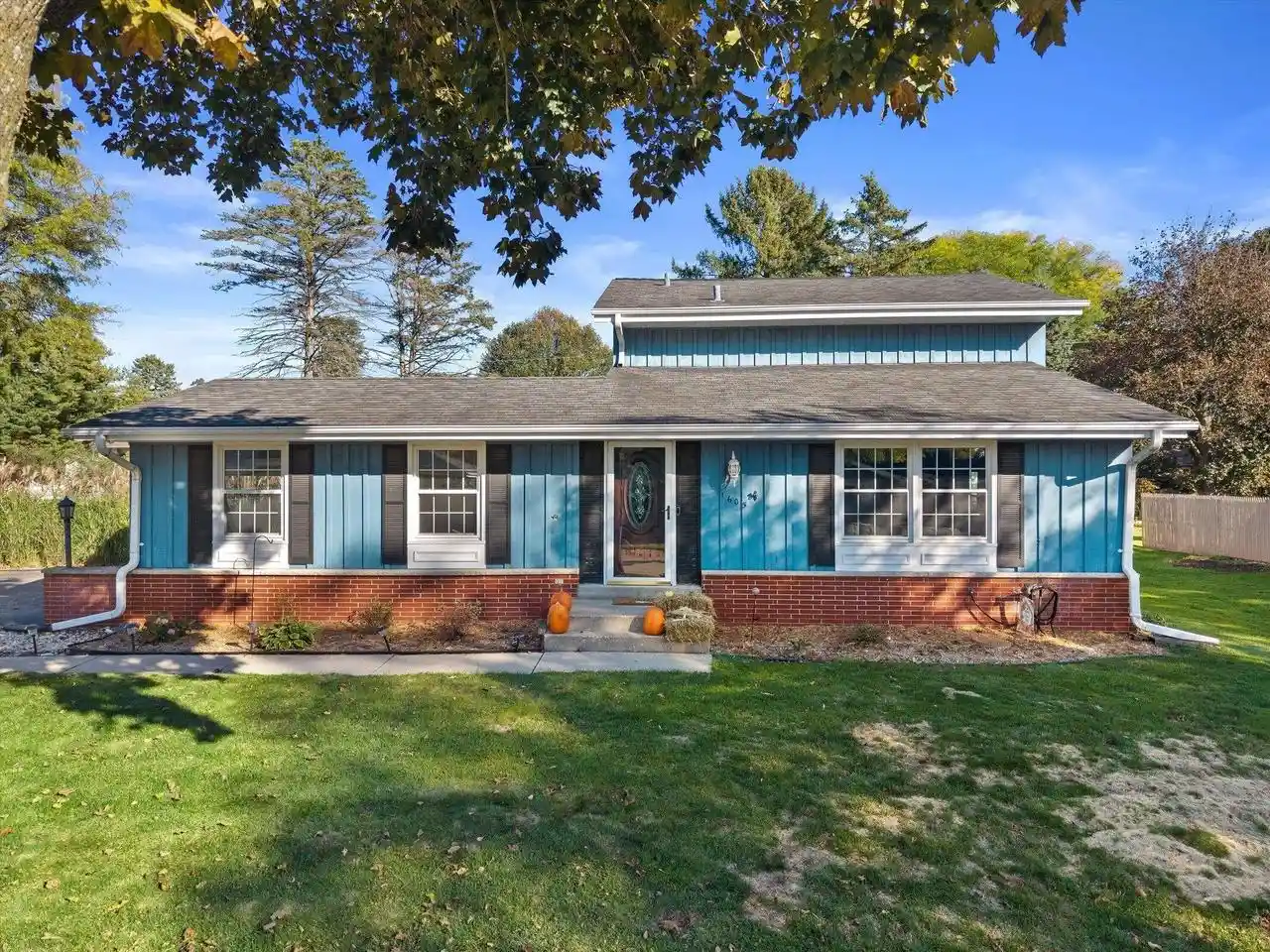 Photo 1 of Single family home for sale at 1605 Dixie Dr, Waukesha, WI 53189 | MLS# 1985398 | Listing updated on 2026-10-23