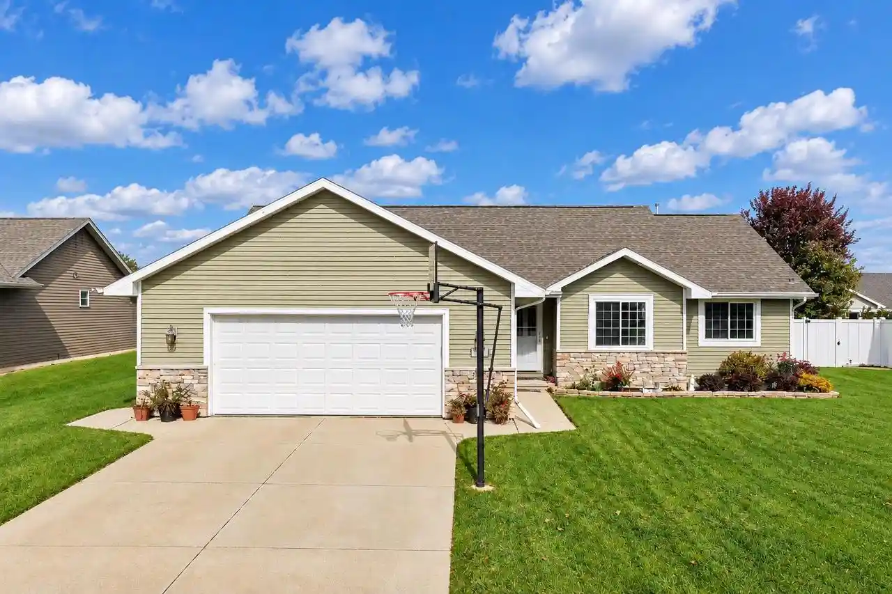 Photo 1 of Single family home for sale at 833 S Melcorn Cir, De Pere, WI 54115 | MLS# 50334581 | Listing updated on 2026-10-25