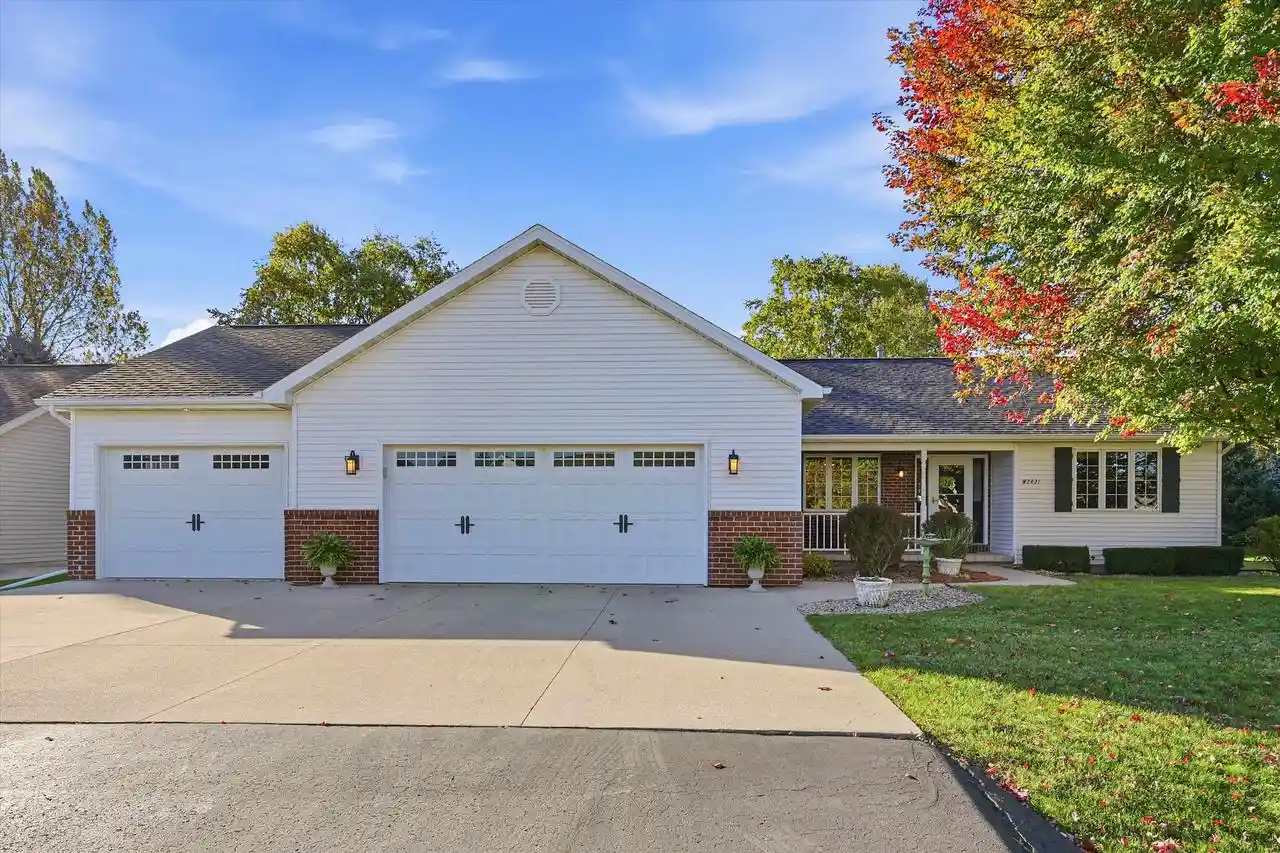 Photo 1 of Single family home for sale at W2421 Hickory Park Dr, Appleton, WI 54915 | MLS# 50334610 | Listing updated on 2026-10-23