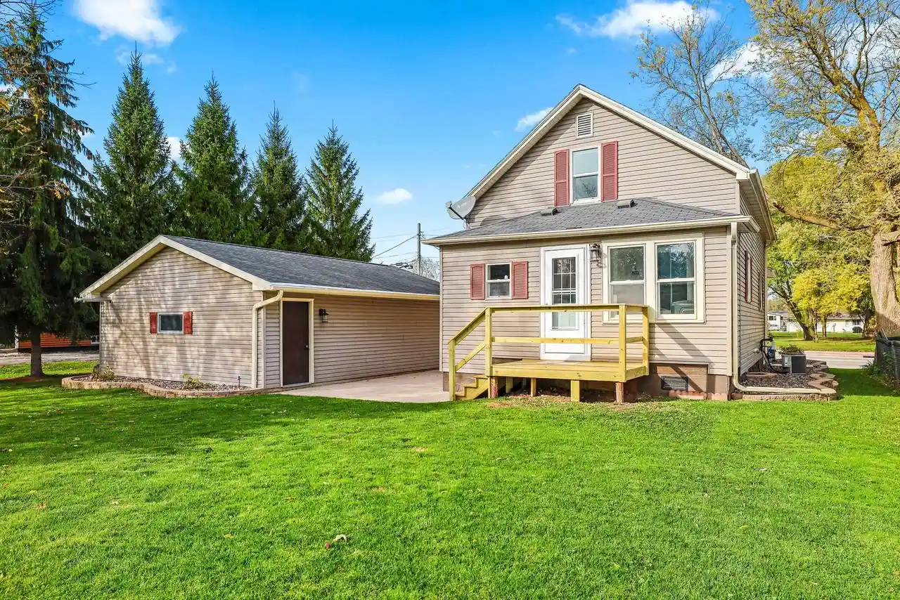Photo 3 of Single family home for sale at 310 W Pulaski St, Pulaski, WI 54162 | MLS# 50334623 | Listing updated on 2026-10-26