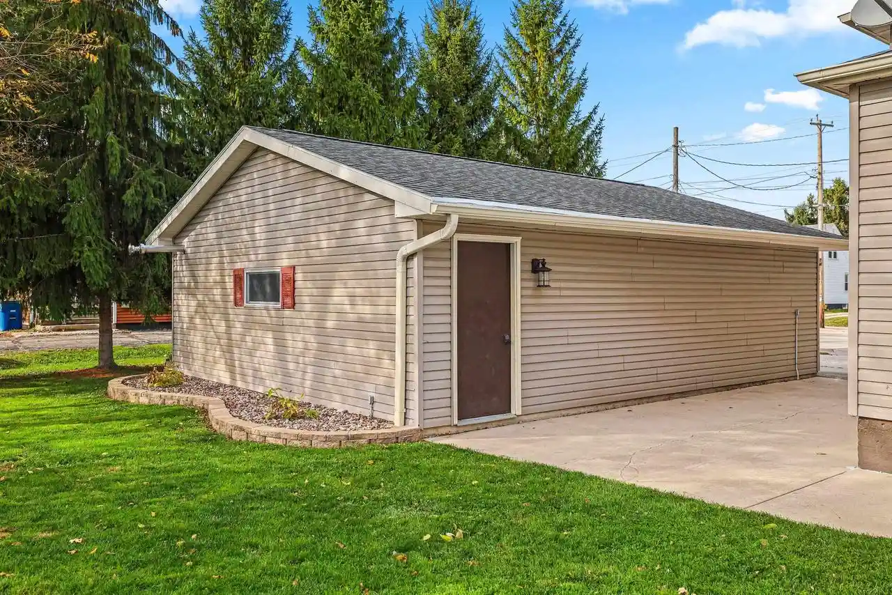 Photo 4 of Single family home for sale at 310 W Pulaski St, Pulaski, WI 54162 | MLS# 50334623 | Listing updated on 2026-10-26