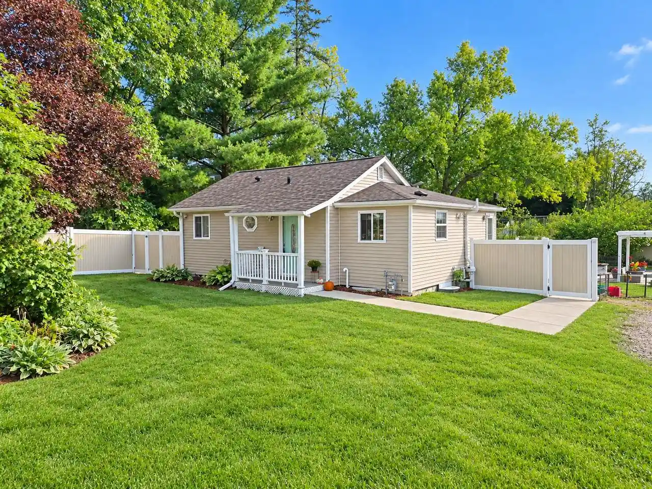 Photo 1 of Single family home for sale at 125 Sunnyside Ct, Williams Bay, WI 53191 | MLS# 1985508 | Listing updated on 2026-10-20