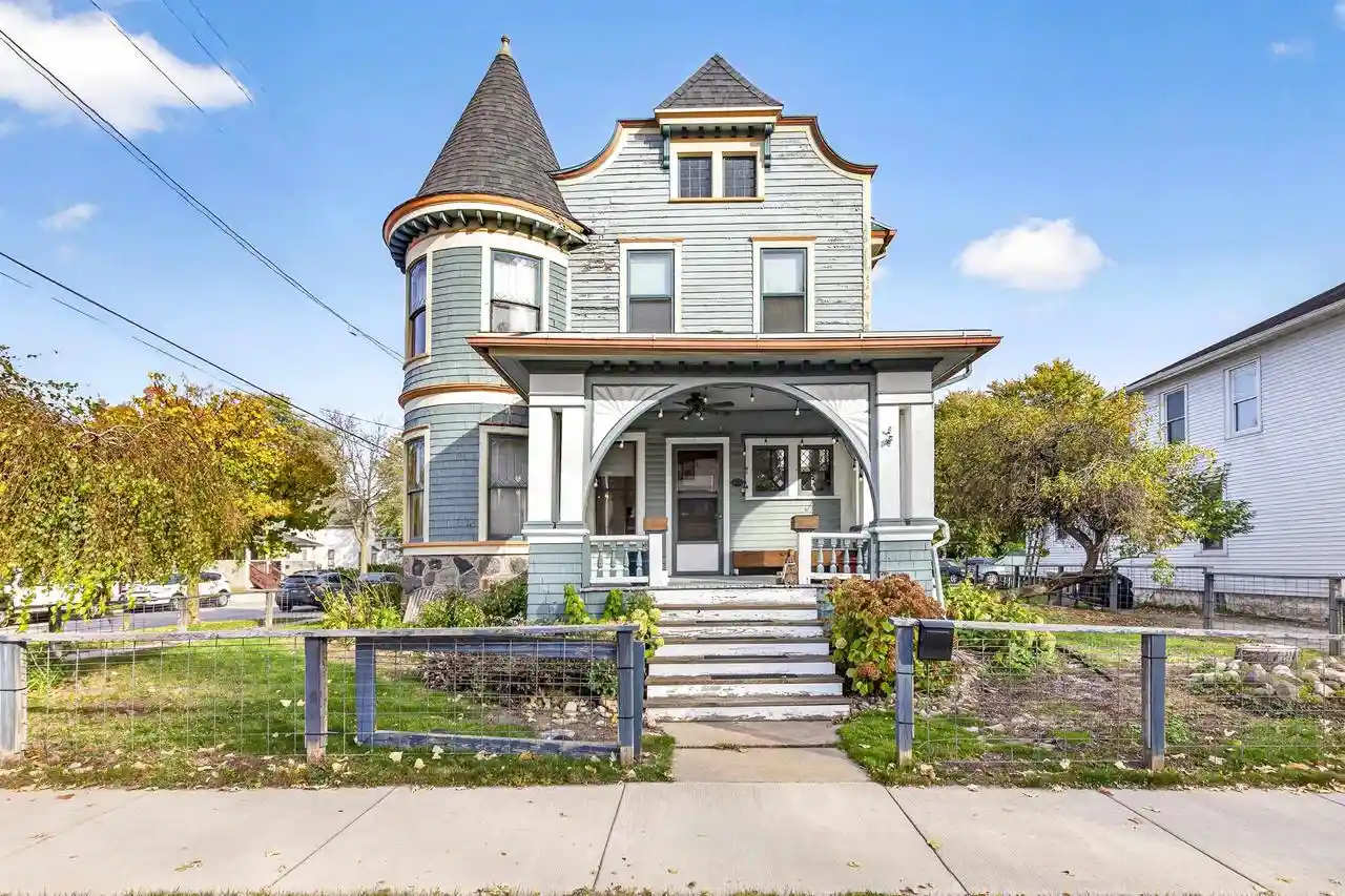 Photo 1 of Single family home for sale at 620 N Oneida St, Appleton, WI 54911 | MLS# 50334645 | Listing updated on 2026-10-25