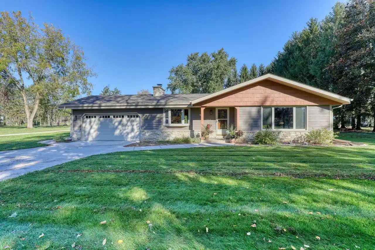 Single family home for sale at N82w28160 Marshall Dr, Hartland, WI 53029 | MLS# 1985548