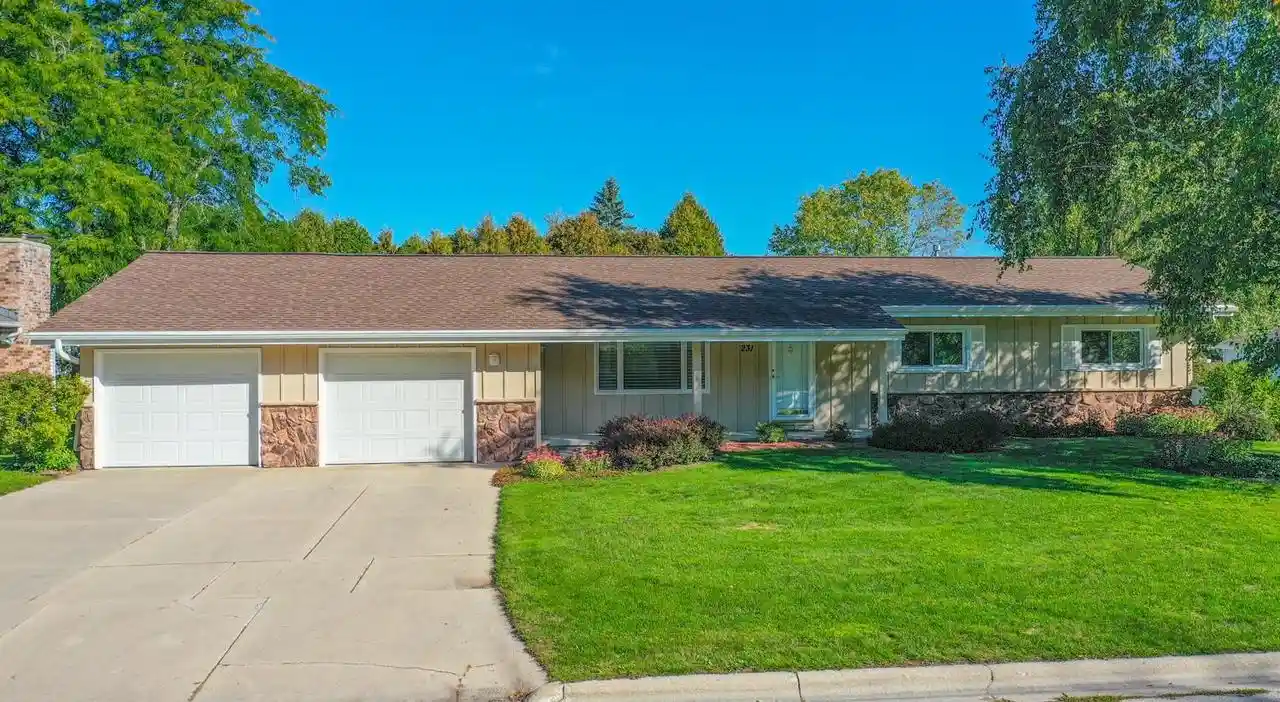 Photo 2 of Single family home for sale at 231 E Glenbrook Dr, Pulaski, WI 54162 | MLS# 50334680 | Listing updated on 2026-10-21