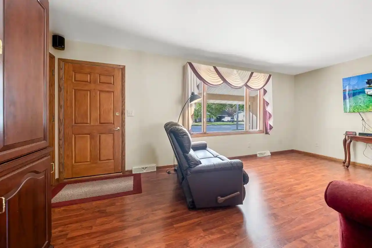 Photo 4 of Single family home for sale at 231 E Glenbrook Dr, Pulaski, WI 54162 | MLS# 50334680 | Listing updated on 2026-10-21