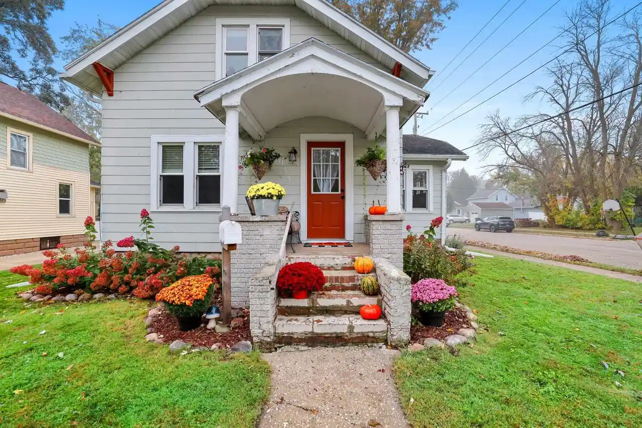 Photo 1 of Single family home for sale at 933 W Spring St, Appleton, WI 54914 | MLS# 50334683 | Listing updated on 2026-10-26