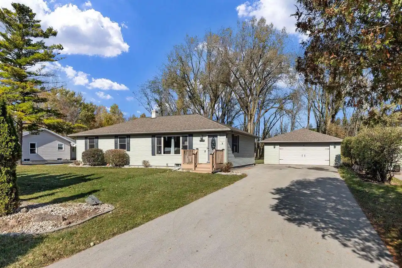 Photo 1 of Single family home for sale at 1320 W Edgewood Dr, Appleton, WI 54913 | MLS# 50334691 | Listing updated on 2026-10-26