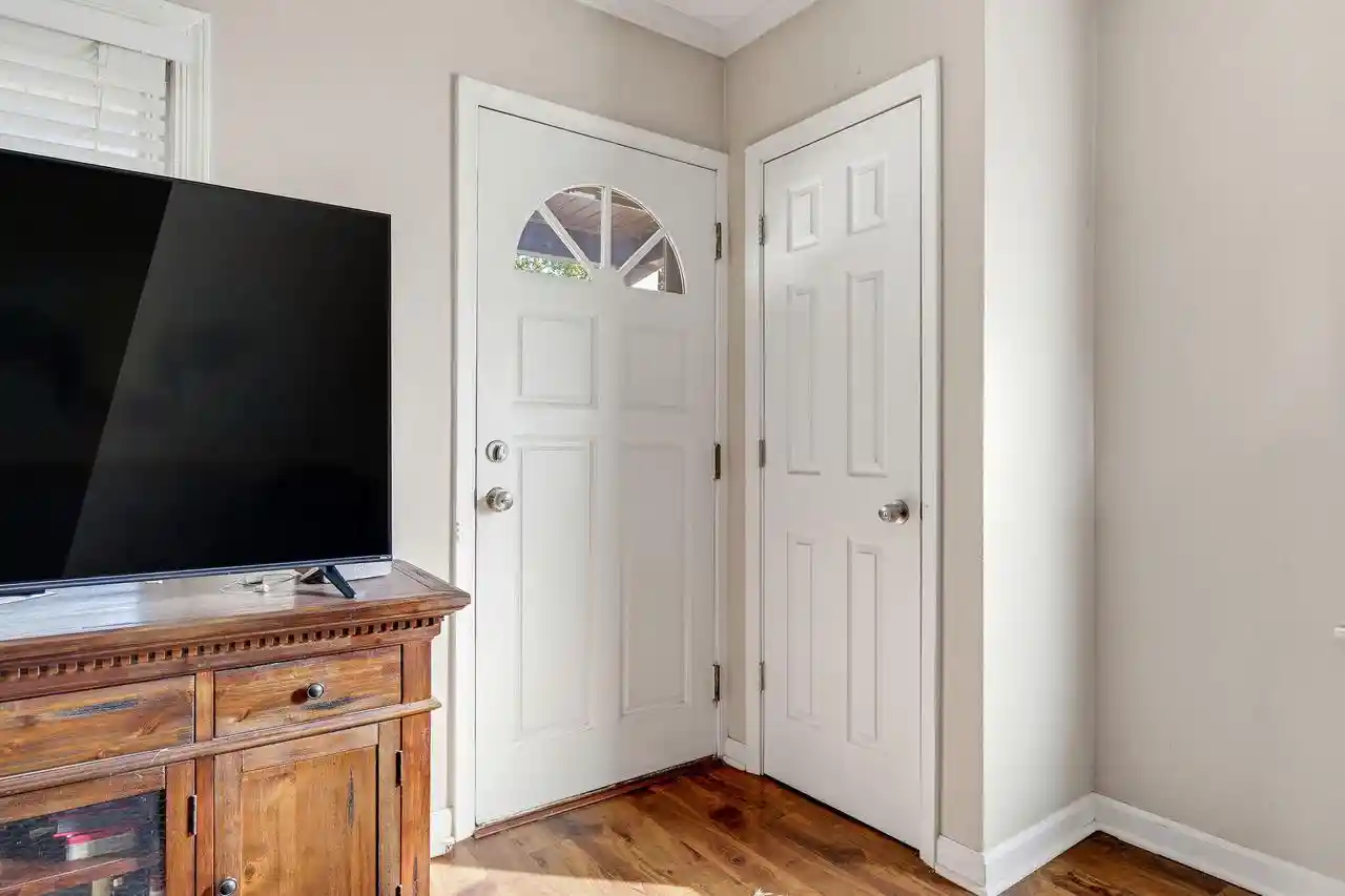 Photo 4 of Single family home for sale at 1421 E Norwich St, Milwaukee, WI 53207 | MLS# 1985632 | Listing updated on 2026-10-26
