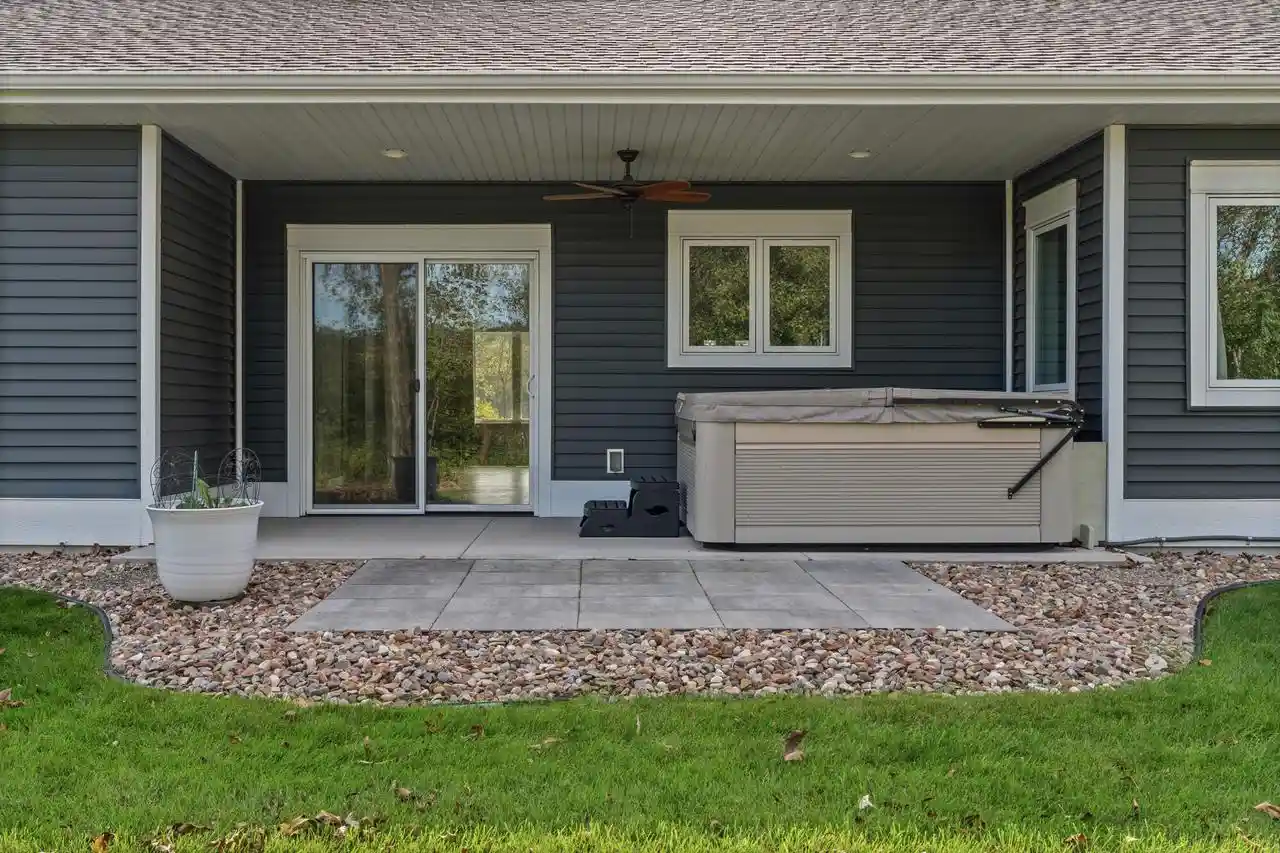 Photo 2 of Sale Pending at 860 Bridle Ln, La Crescent, MN 55947 | MLS# 1985649 | Listing updated on 2026-10-27