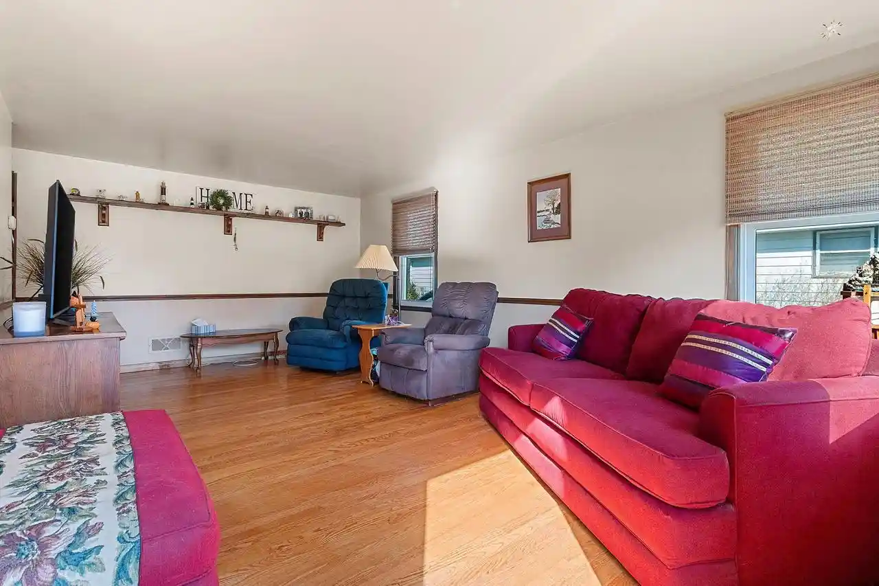Photo 4 of Single family home for sale at 1135 N Locust St, Green Bay, WI 54303 | MLS# 50334789 | Listing updated on 2026-10-26