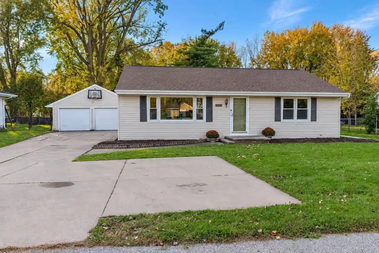 Single family home for sale at 2025 N Lynndale St, Appleton, WI 54914 | MLS# 50334794