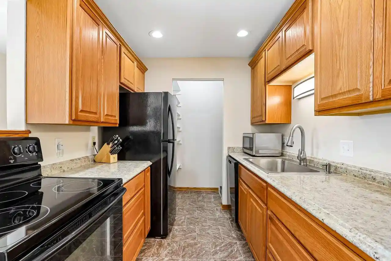 Listing Photo 5 - Condo for sale in building located at 10464 W Whitnall Edge Dr, Franklin, WI 53132 - Unit #101