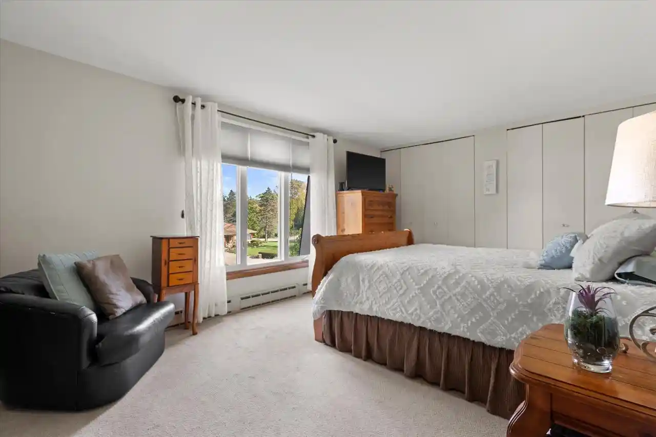 Photo 4 of Condo for sale at 5166 S King Arthurs Ct, Milwaukee, WI 53221 | MLS# 1985900 | Listing updated on 2026-10-27
