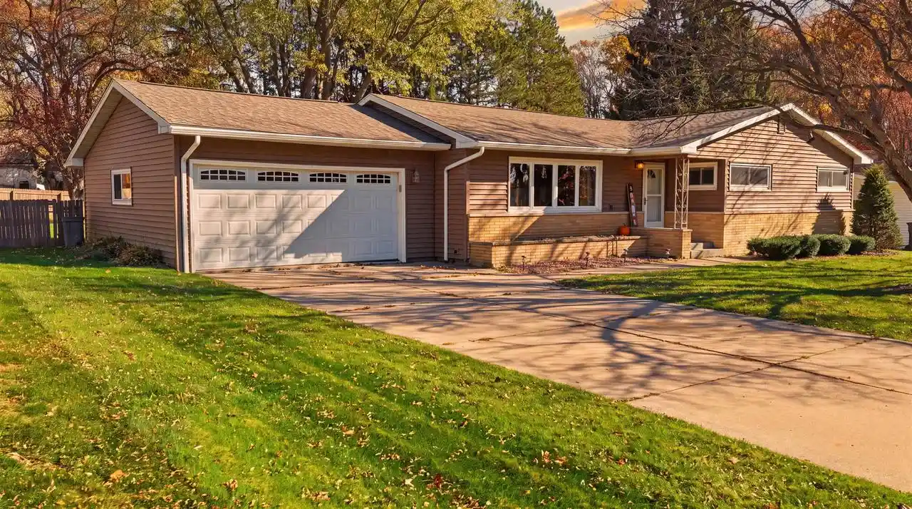 Photo 1 of Single family home for sale at 717 S Sycamore Ave, Marshfield, WI 54449 | MLS# 22605284 | Listing updated on 2026-10-24