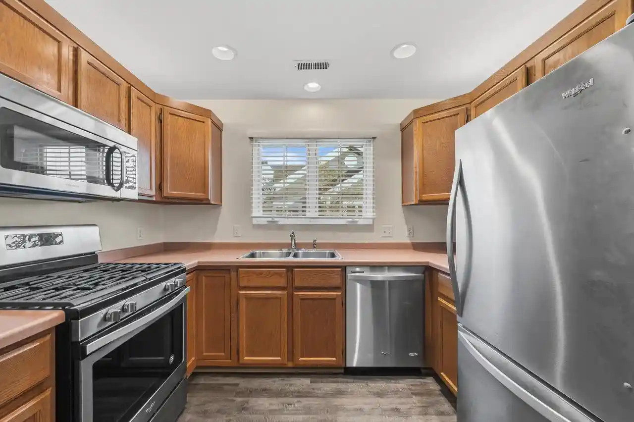Listing Photo 4 - Condo for sale in building located at 1056 Lakeland Wy, Lake Geneva, WI 53147 - Unit #9-59