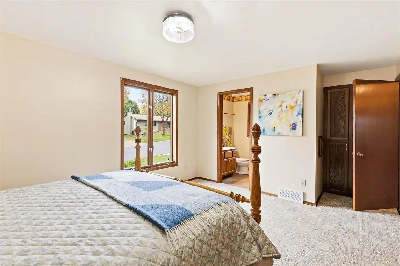 Photo 4 of Single family home for sale at 1320 Oasis Dr, Green Bay, WI 54313 | MLS# 50334860 | Listing updated on 2026-10-26