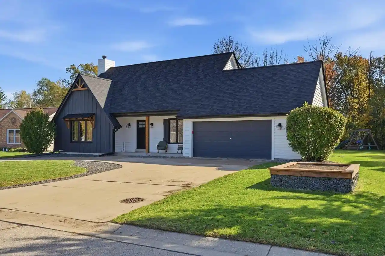 Single family home for sale at N76w15867 Hunters Ridge Cir, Menomonee Falls, WI 53051 | MLS# 1986044