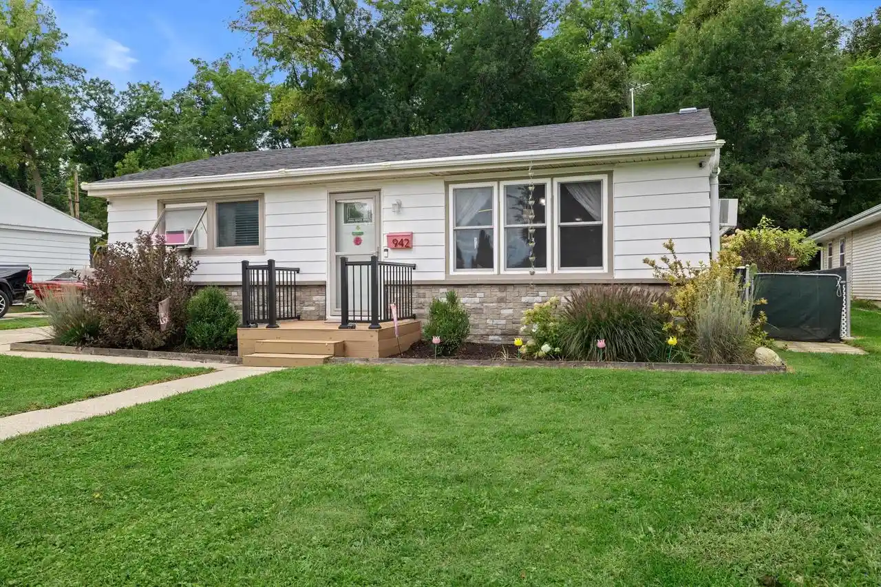 Photo 1 of Single family home for sale at 942 Carey St, Lake Geneva, WI 53147 | MLS# 1986105 | Listing updated on 2026-10-25