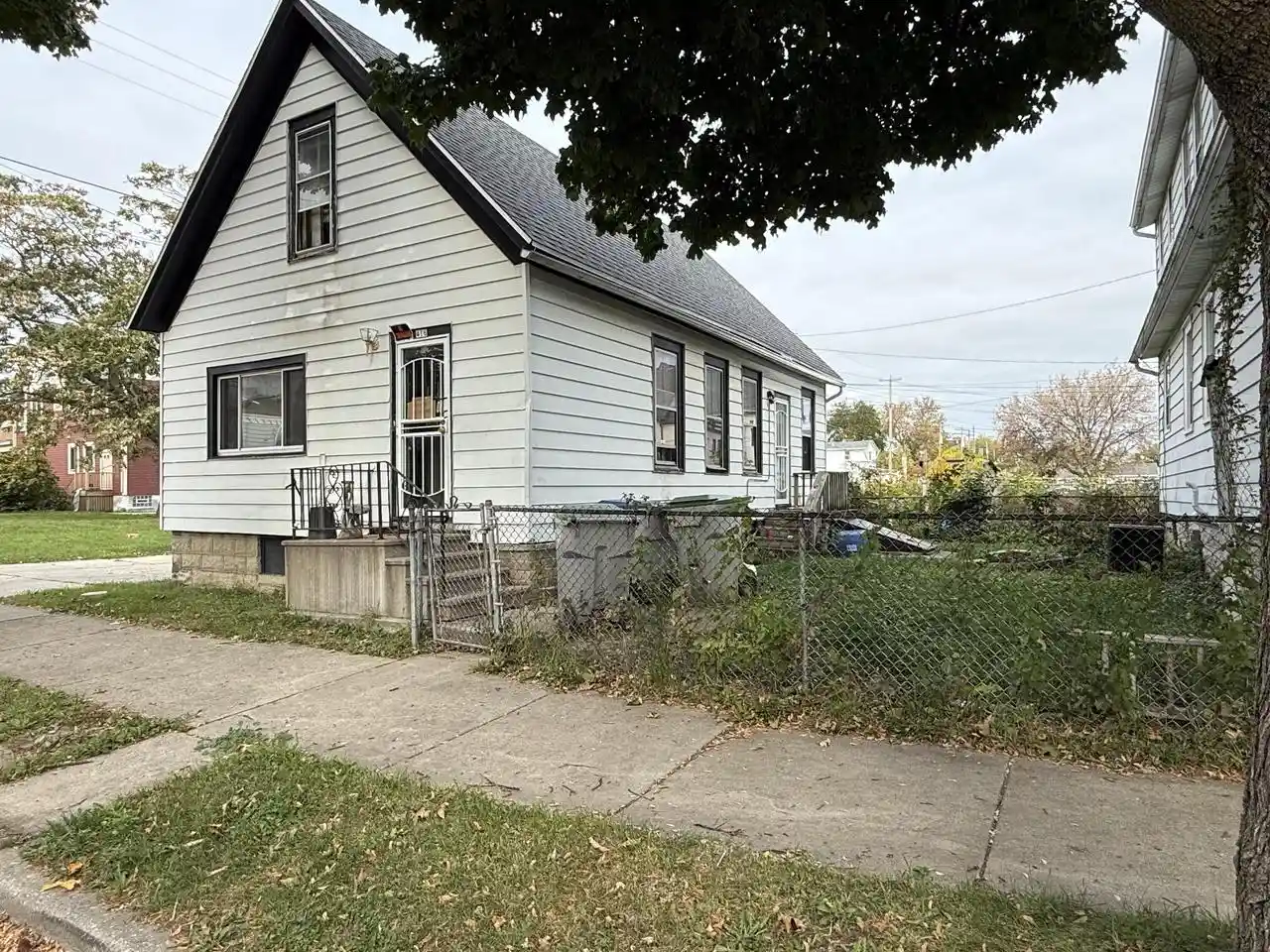 Photo 2 of Single family home for sale at 416 W Clarke St, Milwaukee, WI 53212 | MLS# 1986127 | Listing updated on 2026-10-26