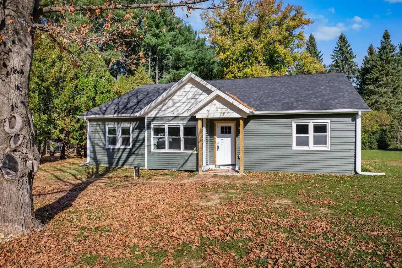 Single family home for sale at N68w29492 Hartling Rd, Hartland, WI 53029 | MLS# 1986147
