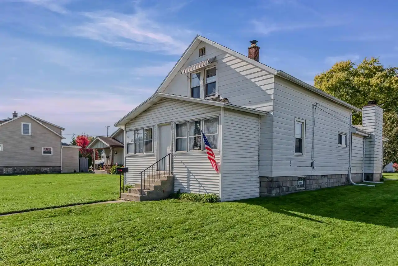 Photo 1 of Single family home for sale at 4303 S Nicholson Ave, Saint Francis, WI 53235 | MLS# 1986162 | Listing updated on 2026-10-26