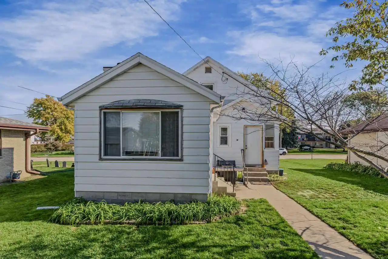 Photo 3 of Single family home for sale at 4303 S Nicholson Ave, Saint Francis, WI 53235 | MLS# 1986162 | Listing updated on 2026-10-26