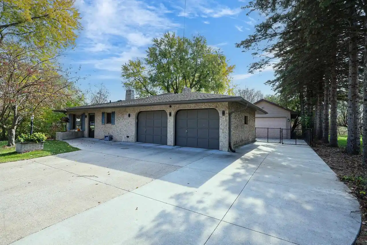Photo 1 of Single family home for sale at 31 Pleasantview Ct, Appleton, WI 54914 | MLS# 50334890 | Listing updated on 2026-10-26