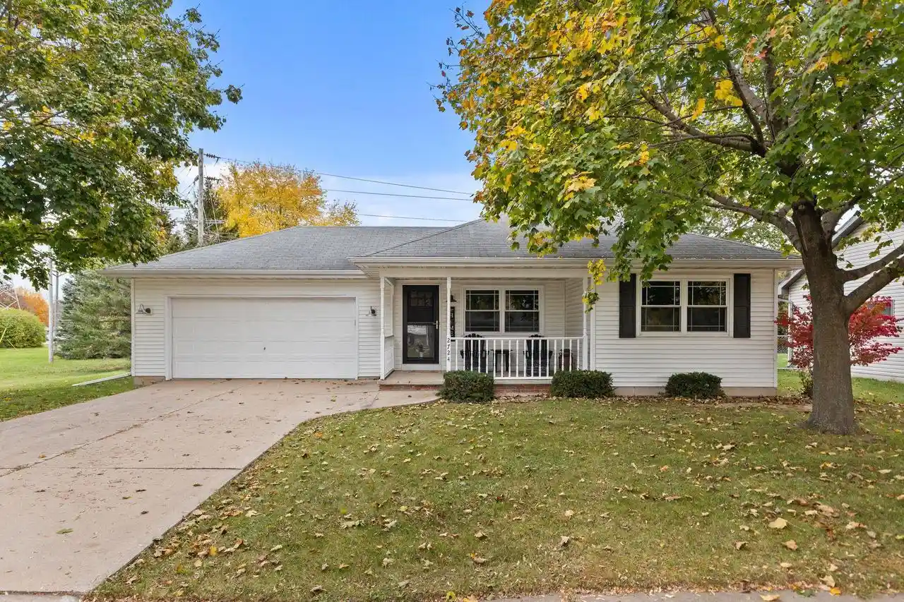 Single family home for sale at 2724 S Summerset Dr, Appleton, WI 54915 | MLS# 50334959