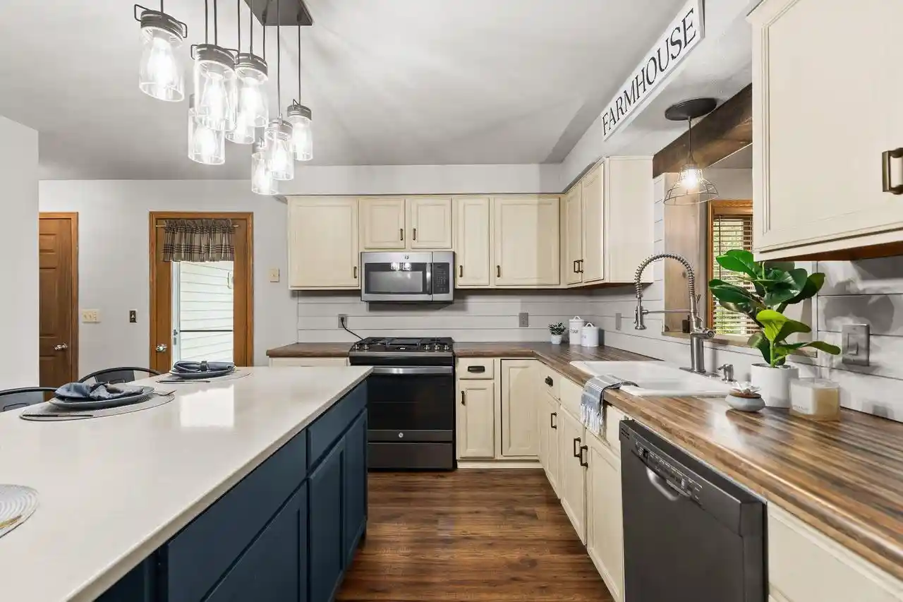 Photo 1 of Single family home for sale at 2724 S Summerset Dr, Appleton, WI 54915 | MLS# 50334959 | Listing updated on 2026-10-27