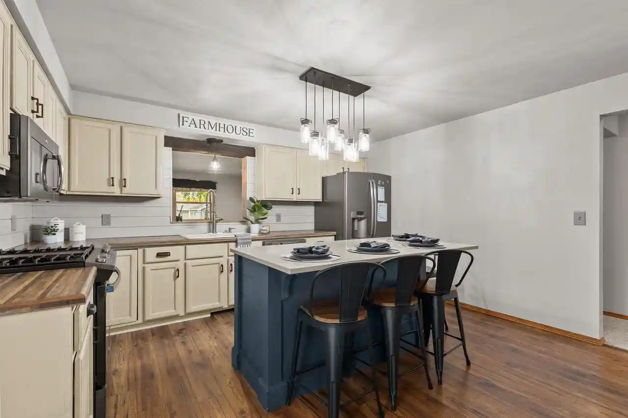 Photo 2 of Single family home for sale at 2724 S Summerset Dr, Appleton, WI 54915 | MLS# 50334959 | Listing updated on 2026-10-27