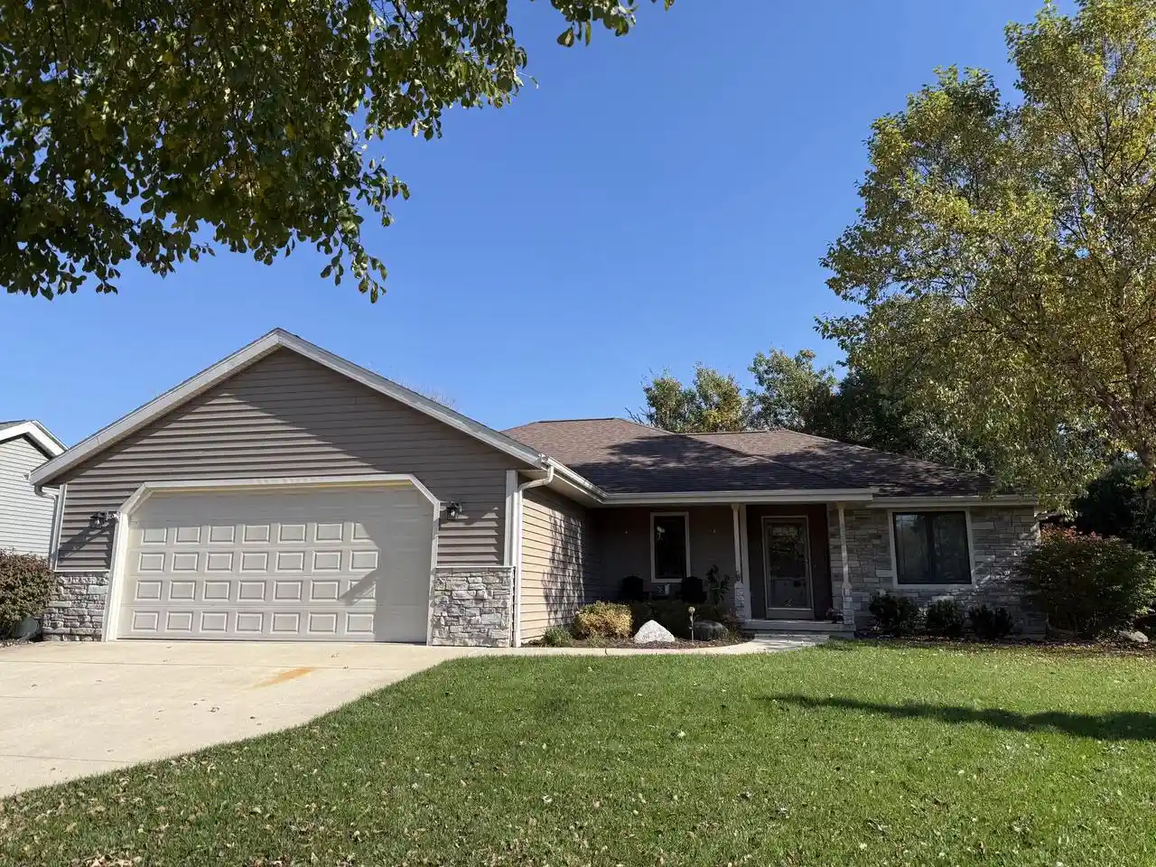 Photo 1 of Single family home for sale at 833 Hudson Trl, Lake Geneva, WI 53147 | MLS# 1986344 | Listing updated on 2026-10-29