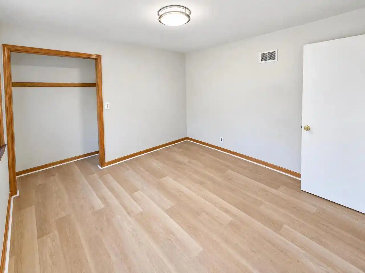 Photo 4 of Single family home for sale at 4319 S Lenox St, Milwaukee, WI 53207 | MLS# 1986345 | Listing updated on 2026-10-27