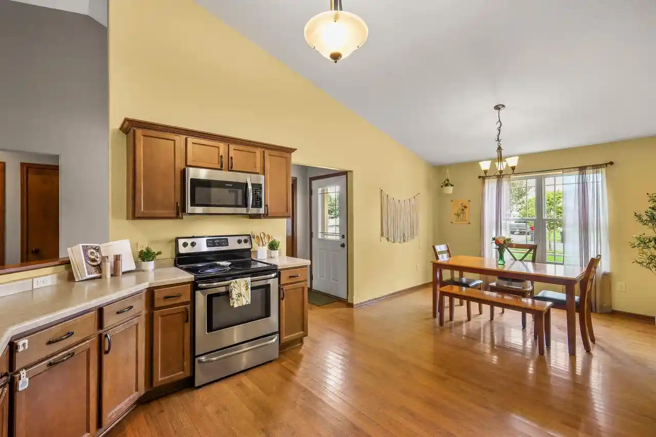 Photo 4 of Single family home for sale at 1132 Red Oak Cir, Watertown, WI 53094 | MLS# 2035503 | Listing updated on 2026-10-28