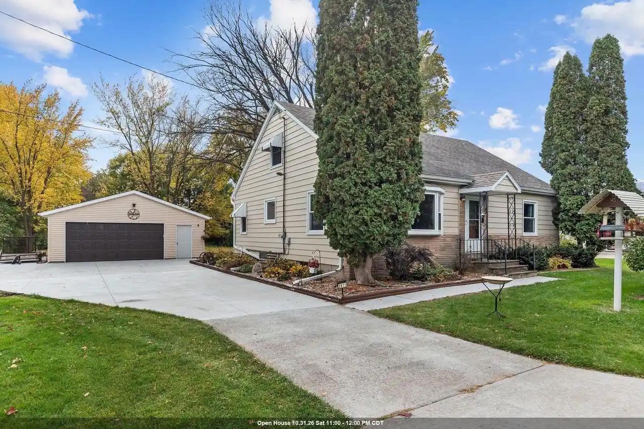 Photo 1 of Single family home for sale at 2811 Witzel Ave, Oshkosh, WI 54904 | MLS# 50335036 | Listing updated on 2026-10-28