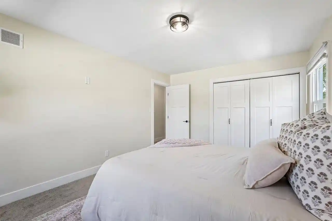 Photo 4 of Single family home for sale at 655 E Parkway Ests Dr, Oak Creek, WI 53154 | MLS# 1986580 | Listing updated on 2026-10-29