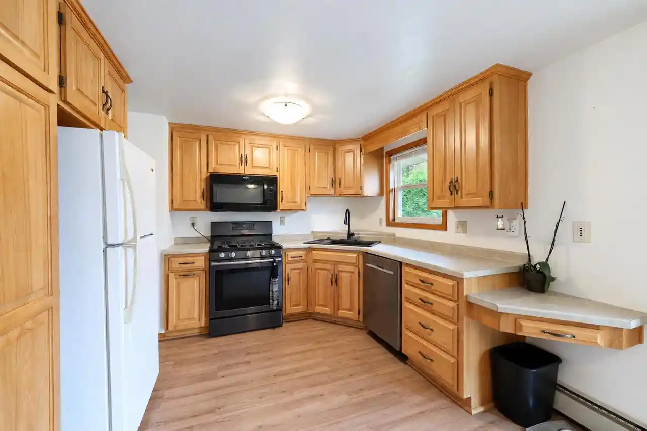 Photo 4 of Single family home for sale at 242 Michelle Ct, Green Bay, WI 54302 | MLS# 50335070 | Listing updated on 2026-10-29