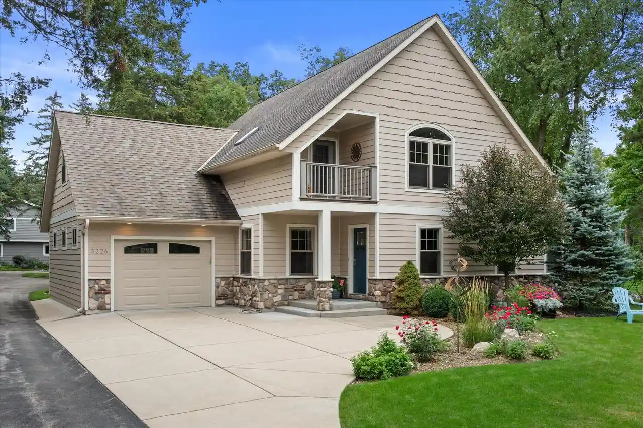 Photo 4 of Single family home for sale at 3226 N Interlaken Dr, Oconomowoc, WI 53066 | MLS# 1986591 | Listing updated on 2026-10-29