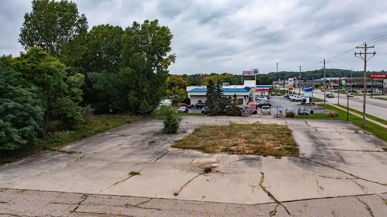3rd image of 1015 W Fulton Street Street, Waupaca, WI 54981 | MLS# 50281928