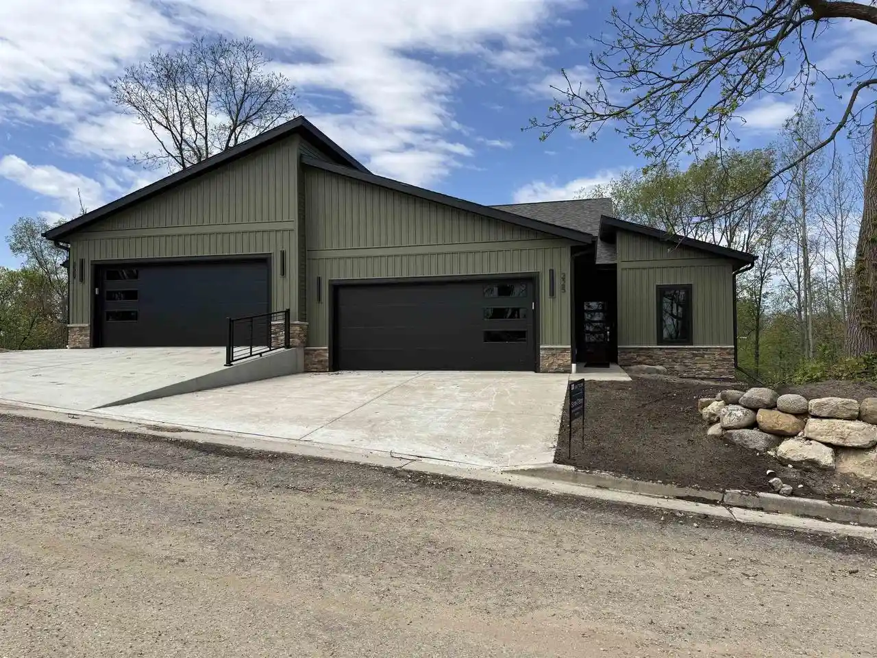 3rd image of 225 Whitetail Ln Ln, Deerfield, WI 53531