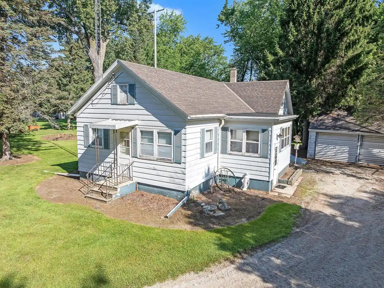 Homes for sale in Racine, WI | 332 4 Mile Road Road, Racine, WI 53402 | MLS# 1932282