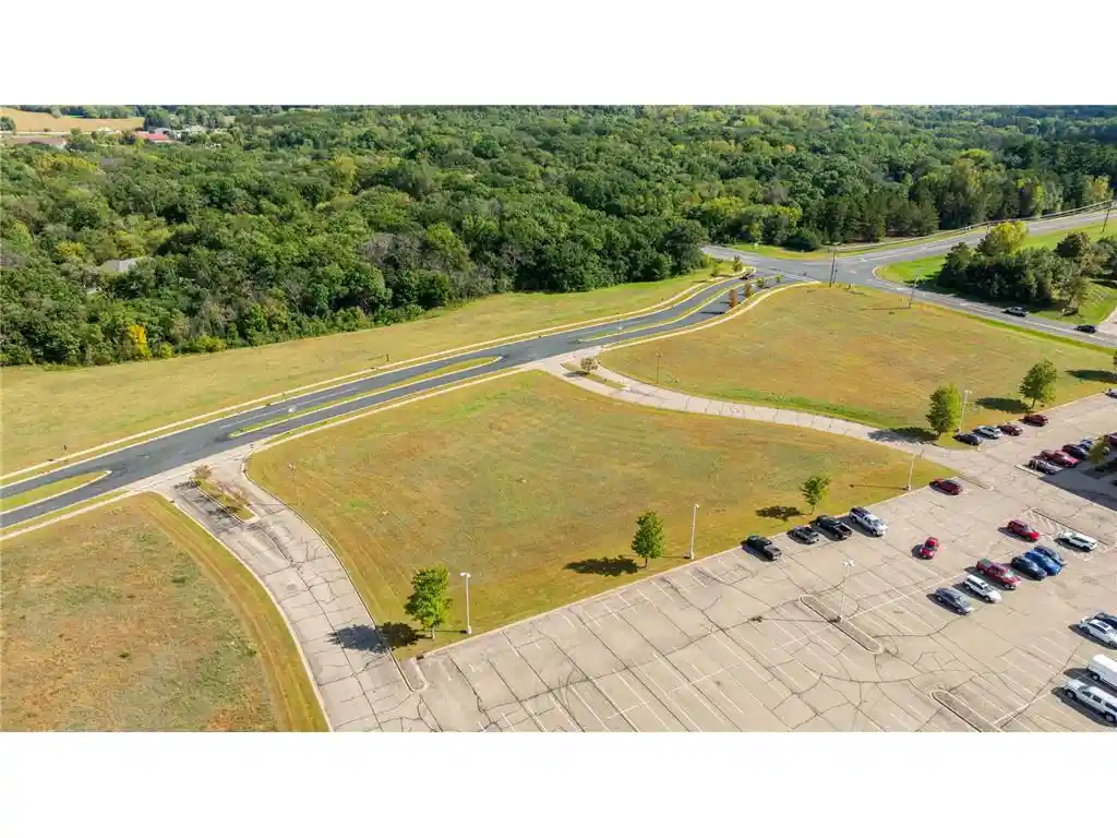 3rd image of 671 Darnold Dr Dr, Hudson, WI 54016 | MLS# 6797417
