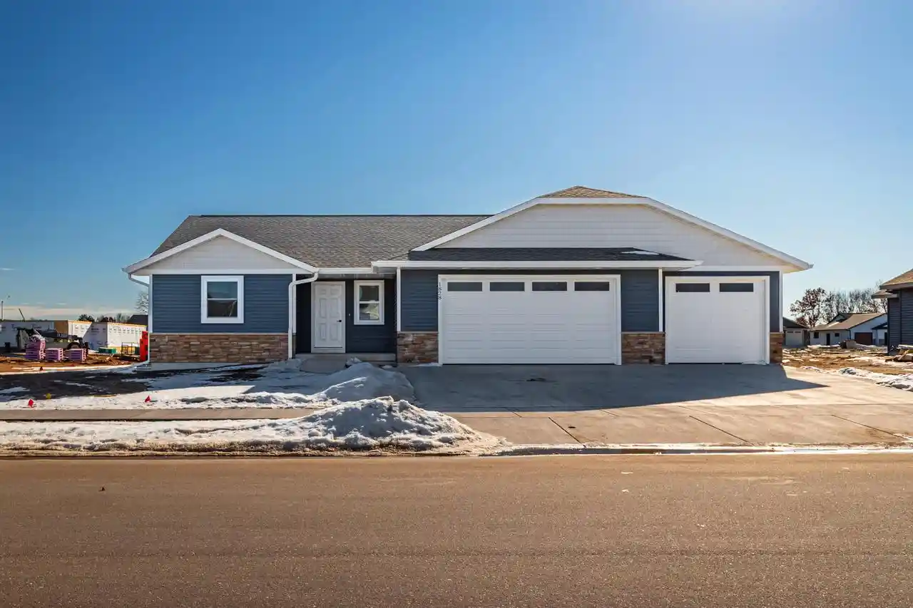 Homes for sale in Holmen, WI | 1828 Arches Dr Dr, Holmen, WI 54636 | MLS# 1940334